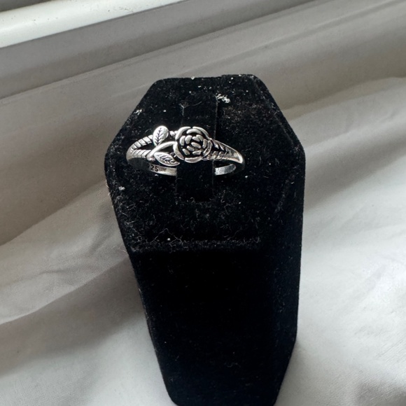 GLAMOUR ENGAGEMENT RING SIZE 6 - Picture 3 of 5